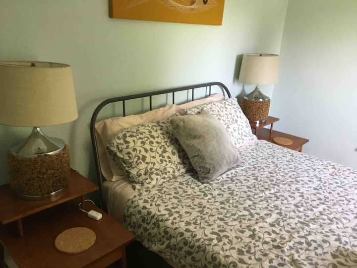 标准双人床卧室（房源日出景观-走廊对面有全功能卫生间） （照片2 ）