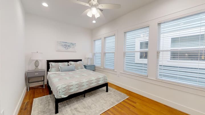 主卧配备超级舒适的标准双人床和枕头