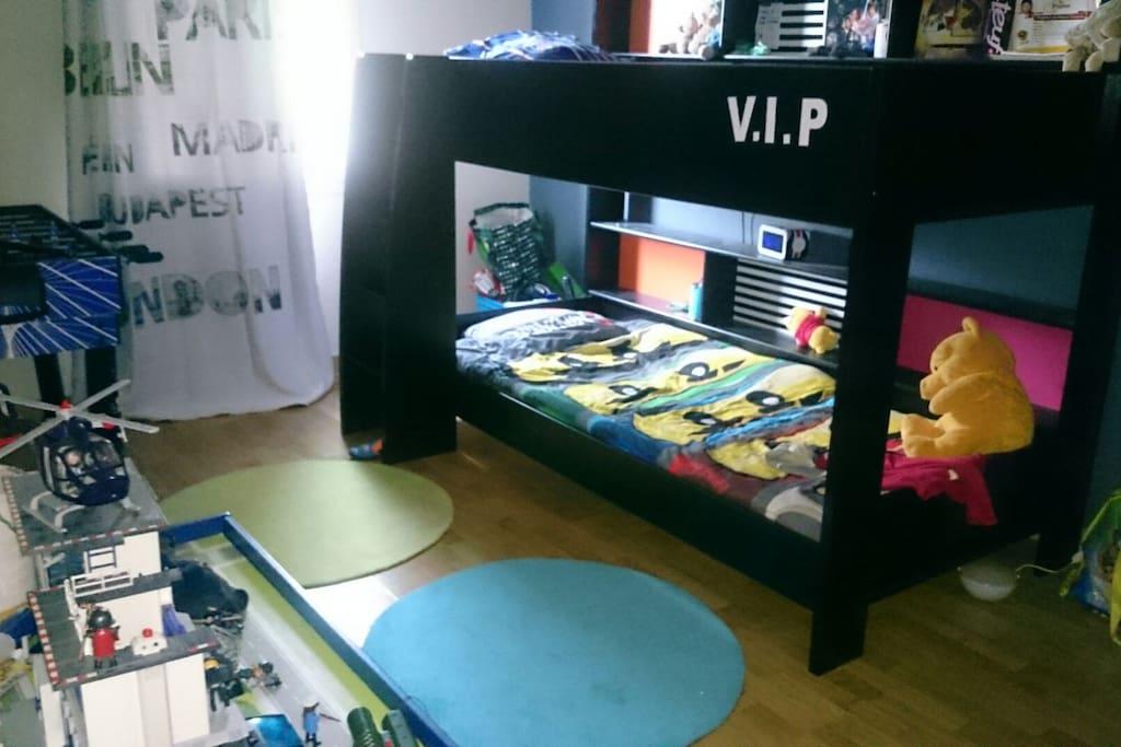 Chambre enfants rempli de jouets à disposition