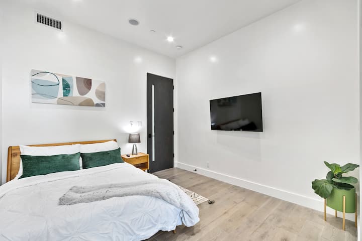 Útulná spálňa s luxusnou manželskou posteľou veľkosti King navrhnutá ako pokojné útočisko. Tento príjemný priestor kombinuje pohodlie a eleganciu, ideálne na oddych vo veľkom štýle a namáčanie sa v pokojných a relaxačných chvíľach.