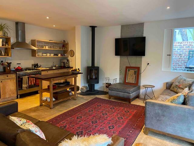 4bed family home, with solar +pizza +games room gallery image 2