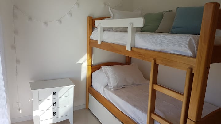 מקום ל -3 אורחים, מיטות קומתיים ומיטת מלחים, עם ארון, מיזוג אוויר ויציאה למרפסת עם נוף לים.