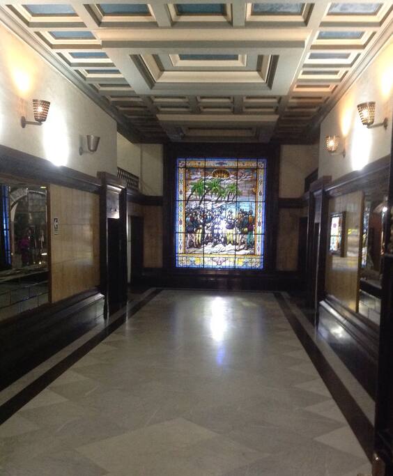 Entrada principal del Edifico Pizarro, cuenta con moderno ascensor.