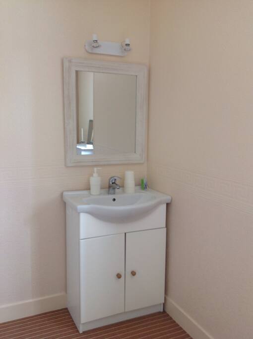 Coin toilette chambre 1