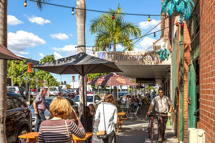 WOOLLOONGABBA 3 BR APARTMENT NEAR BRISBANE CBD