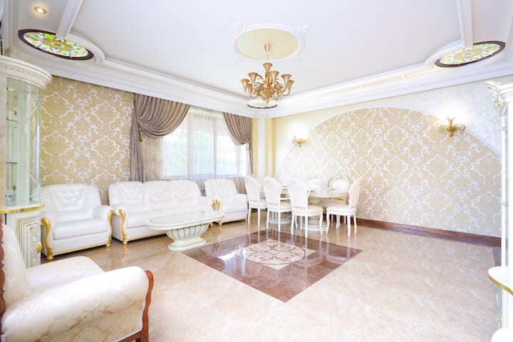 Luxury 4 Bedrooms Apt. 50m From Republic Square - Armenia