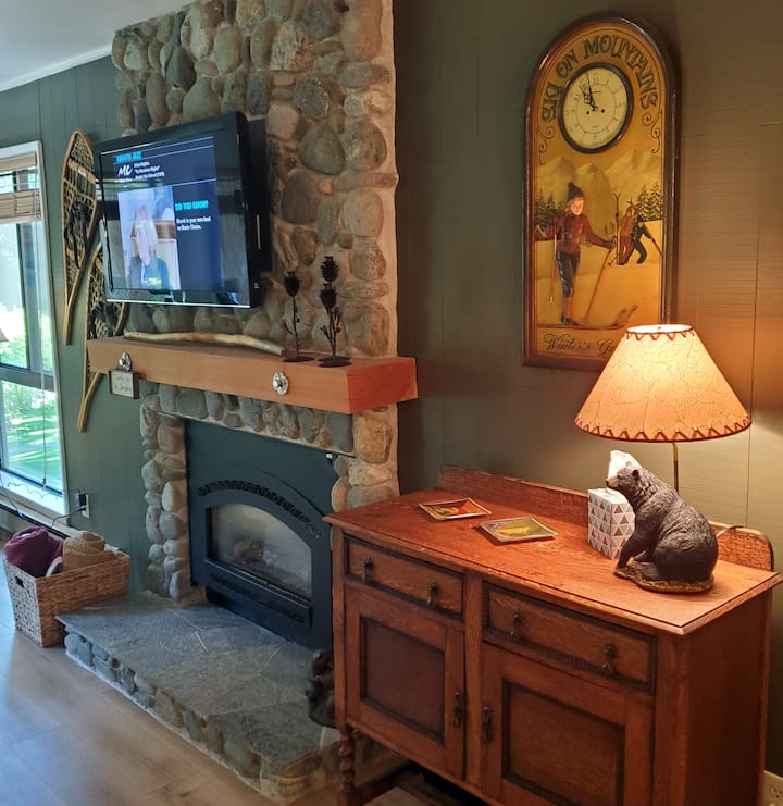 在夏日夜晚，您可以在石头壁炉旁放松身心，在智能电视上观看电影，享受凉爽的夜晚，感受舒适的氛围和轻松的放松。