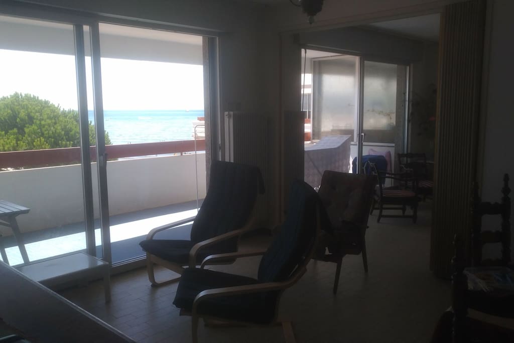 le salon et le balcon