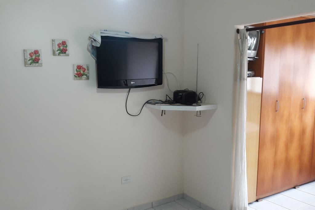 Sala com TV e sofá.