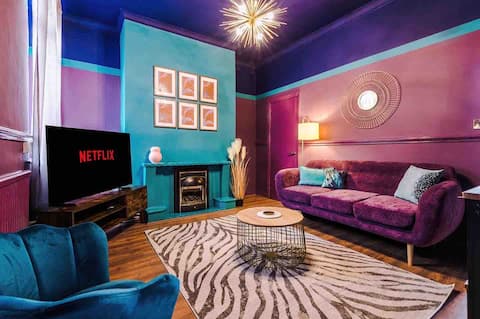 Top Airbnb: Large 5 bedroom home, perfect for groups in Weaste & Seedley