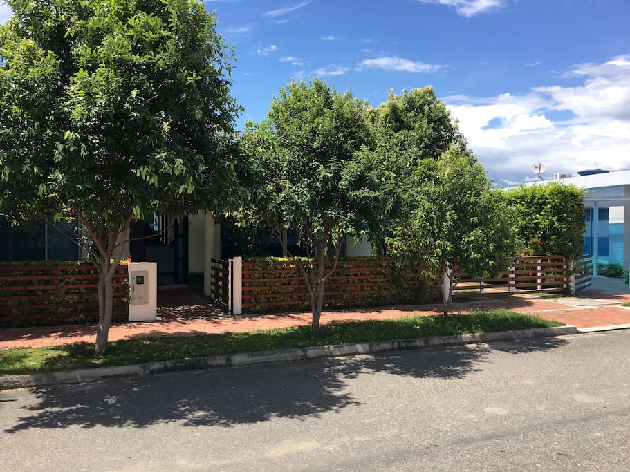 Esta ubicada sobre la vía principal del Condominio