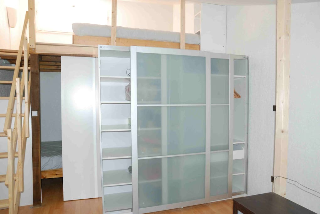 coin chambre, placard, mezzanine avec deux lits simples