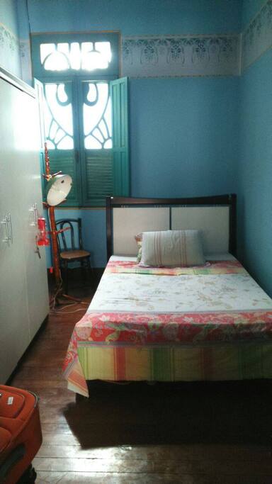 Quarto Pomar, com vista para os fundos da casa, onde há árvores frutíferas.