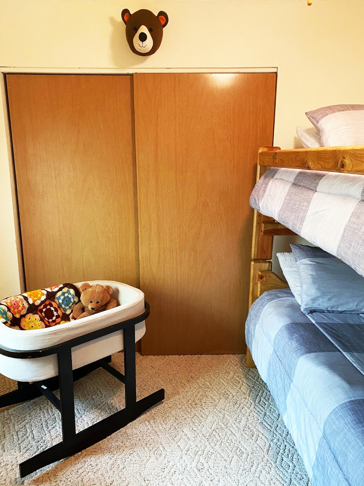 ¡Divertida sala para niños! ¡Libros, juegos, rompecabezas y mucho más para niños!