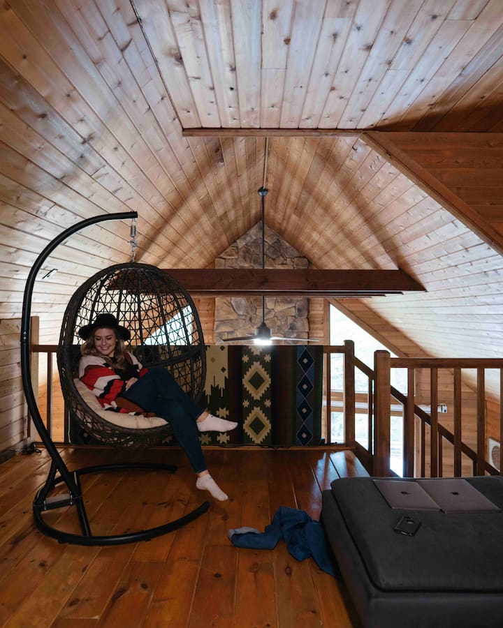 Ლოფტის სივრცე/ საძინებელი საქანელა სკამით.