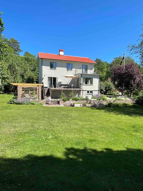 Villa near the lake on Solsidan