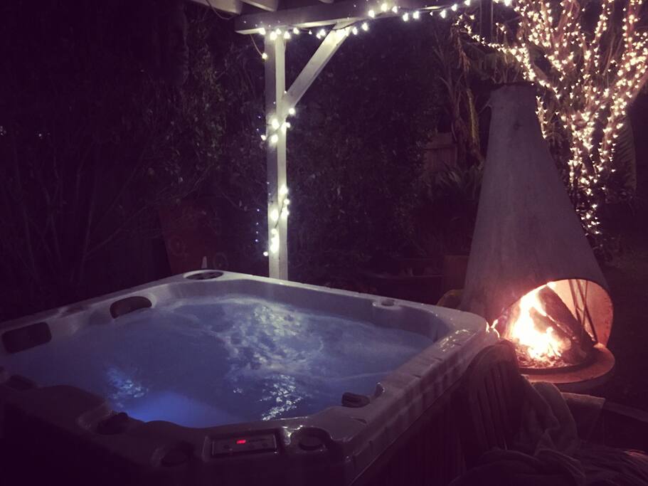 Nice jacuzzi with a fire pit. Firewood available for free.