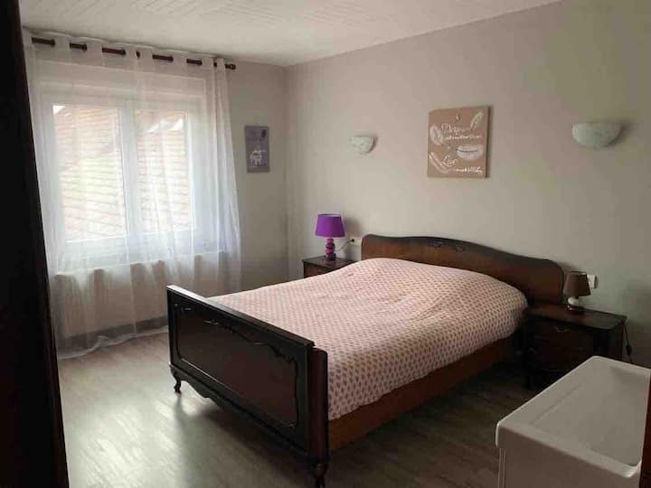 Ზემოთ საძინებელი ორადგილიანი საწოლითა და გარდერობით 