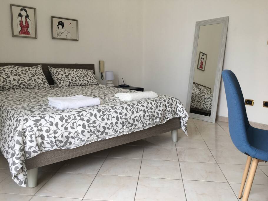 Camera da letto con balcone vista mare