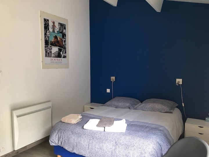 ห้องนอนใหญ่ขนาดใหญ่เงียบสงบมีแสงแดดยามเช้า