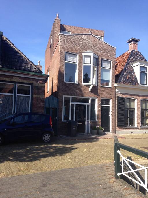 Heerlijk pand in hartje centrum van Franeker. Winkels binnen handbereik op 2min loopafstand.