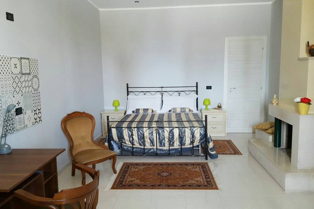 Bedroom (with fireplace)