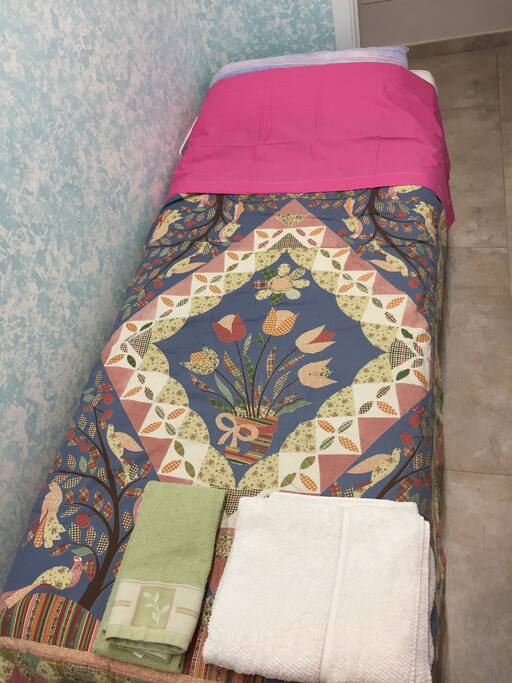 Letto singolo 1 asciugamano viso 1 asciugamano bidè 1 asciugamano doccia