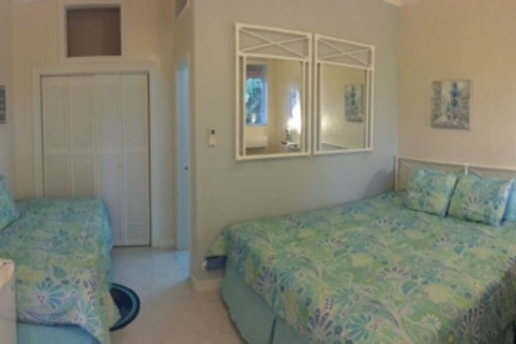 Cozy, newly renovated studio with kingsize bed and twin bed