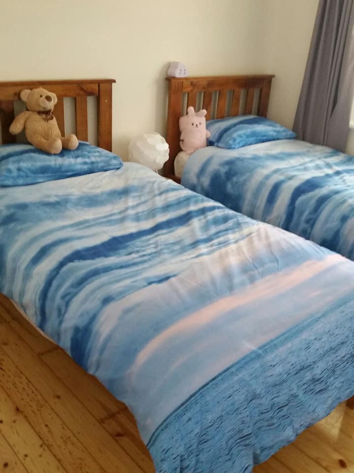 ห้องนอนที่ 3 พร้อมเตียงเดี่ยว 2 หลังและเตียงเด็กอ่อน