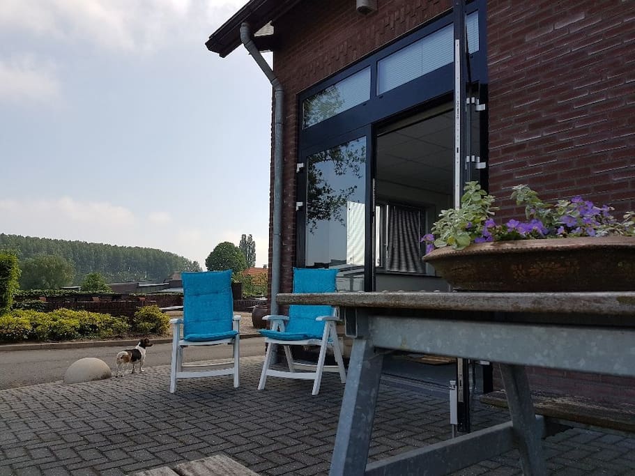Via de openslaande deuren komt u op het terras met tuinstoelen en een picknicktafel.