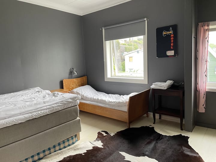 غرفة نوم واسعة بسرير مزدوج وسرير فردي. مراتب جيدة. جميع غرف النوم في الطابق الثاني، إلى جانب الحمام. 