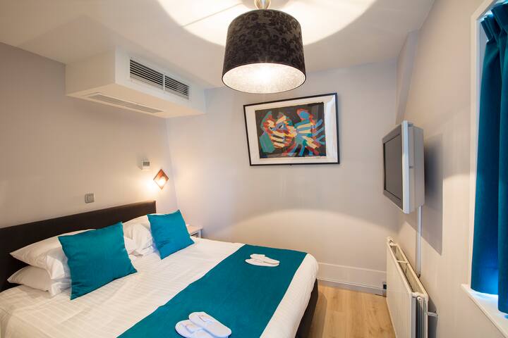 Karel Appel apartment with canal view + terrace gallery image 3