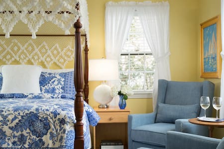 Seven Sea Street Inn - Guest House Queen Canopy