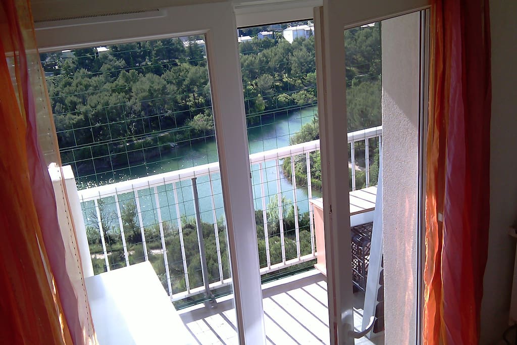 Chambre du Lac (NWest): vue plongeante: baie et balcon/table