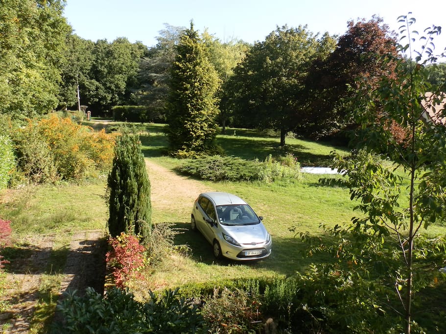 Jardin et parking vue de la chambre verte