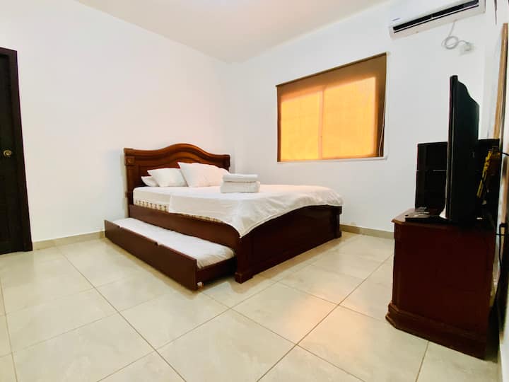 Chumba cha kulala 1, 
kitanda cha malkia kwa watu 2.5 na kitanda cha kusaidia kwa watu 1.5.
Mgawanyiko wa A/C, droo na TV na sanduku la TV