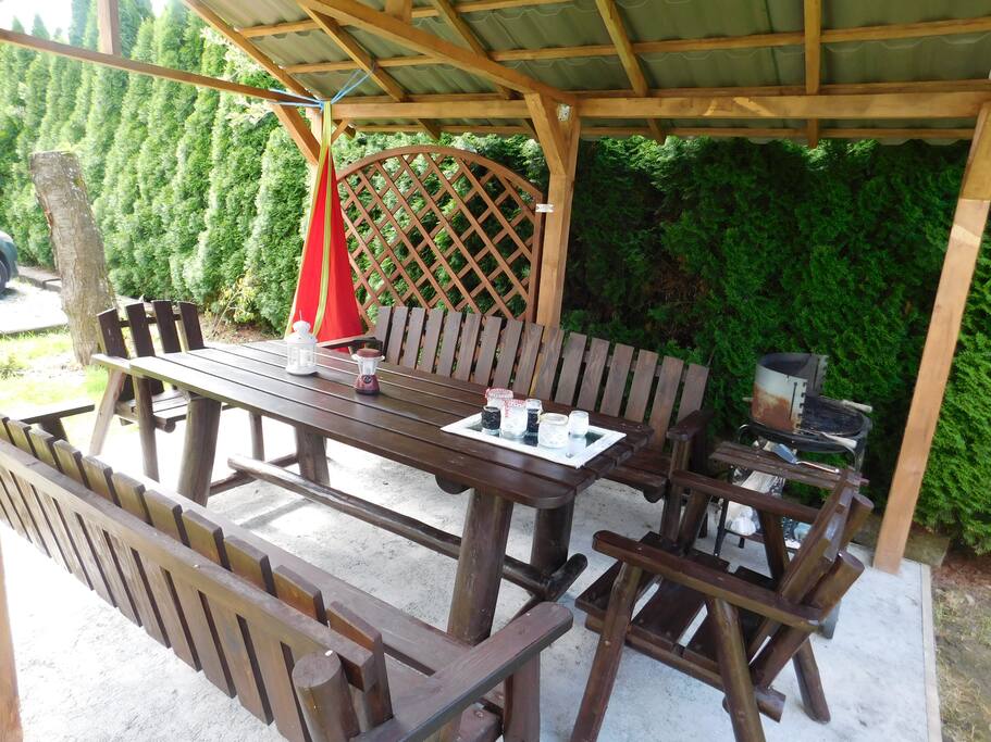 Altana w ogrodzie, dostępny betonowy grill