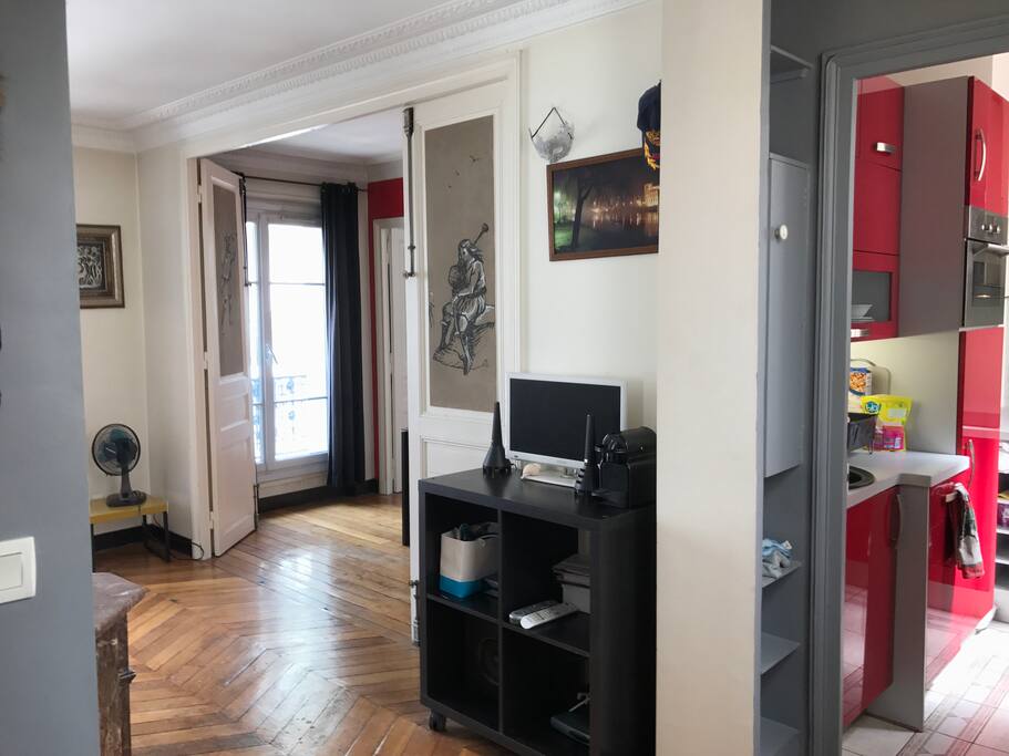 entrance/ living room
Tv and stereo system, Nespresso coffee machine, ventilator