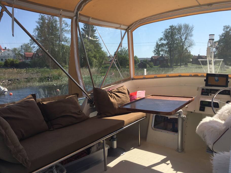 Cozy flybridge