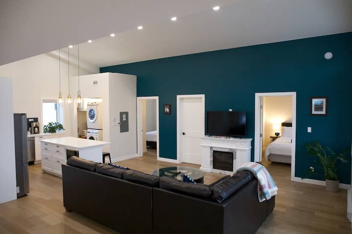Downtown 2br | Modern, Bright & Mountain Views - Whitehorse, Canada