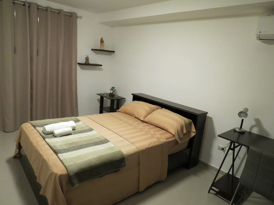 Dormitorio, con cama de dos plazas y escritorio