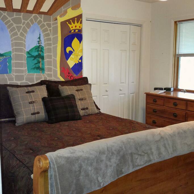 Queen bed on main floor.