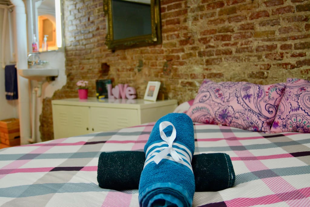 Room 1 (ground floor) WALK TO RAMBLAS / FAST WIFI / HEATER / BEST LOCATION