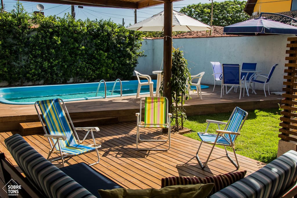 deck com pergolado - varanda que liga o salão com a casa.