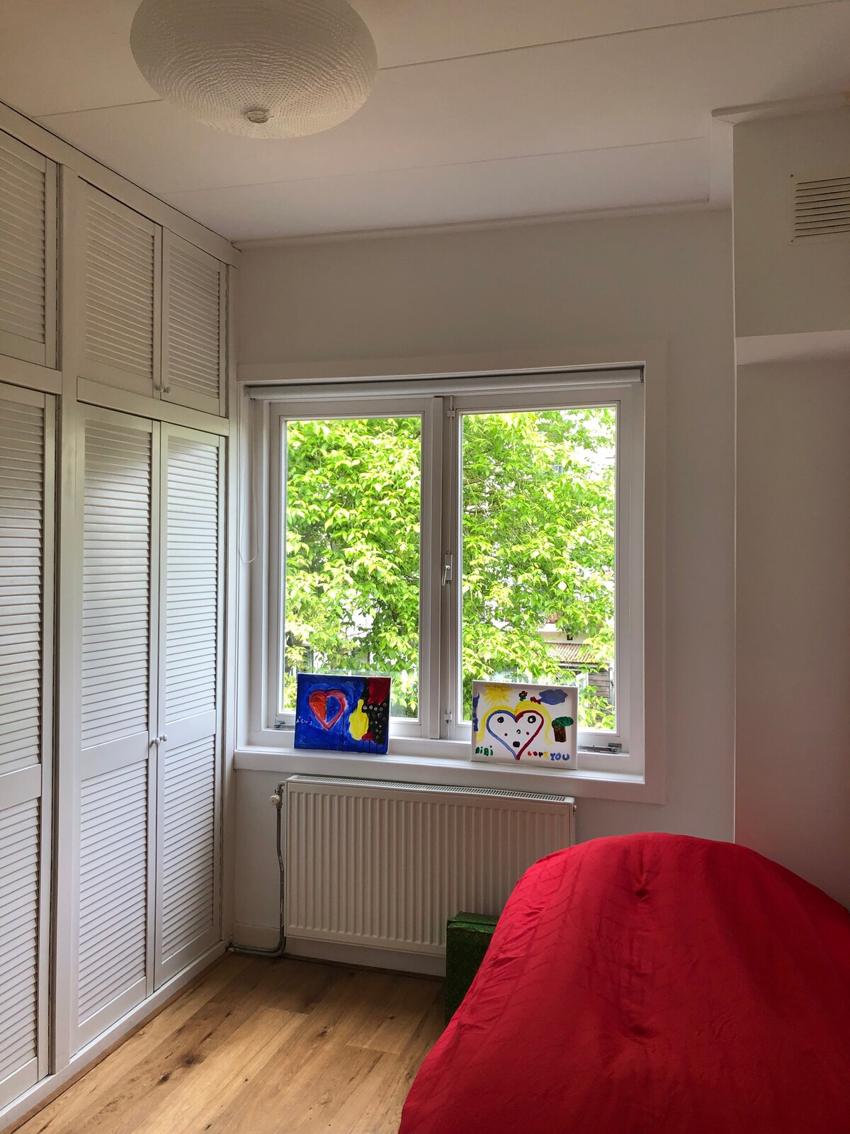 ห้องนอนพร้อมเตียงเดียวที่เปลี่ยนเป็นเตียงคู่ได้