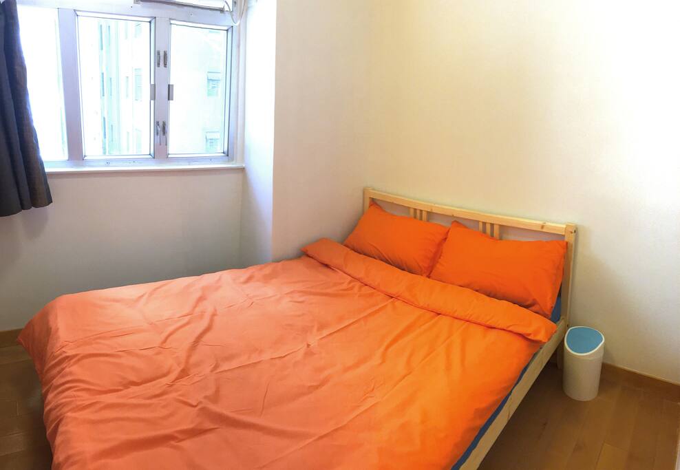 Private Room B.
A 135x195cm double bed with hotel-level blanket and pillows. Had a small table and shelving unit to place belongings.