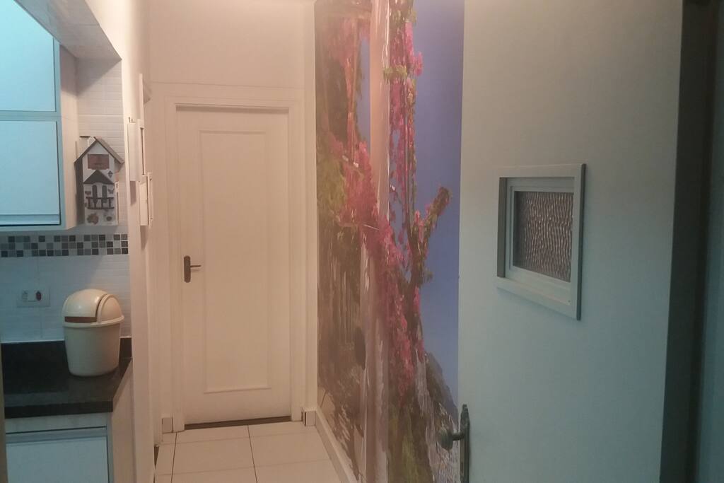 Será recebido ao abrir a porta por uma linda paisagem na parede