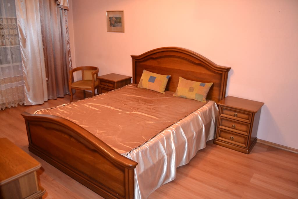 Спальная комната с гардеробом и туалетным столиком/Bedroom with wardrobe