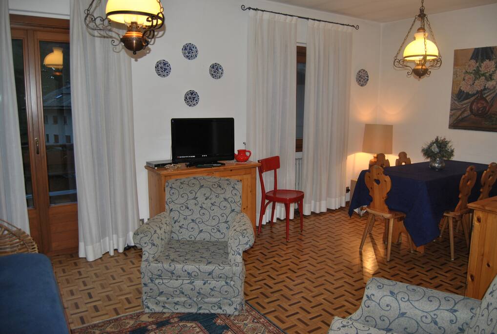 Soggiorno con balcone vista montagan