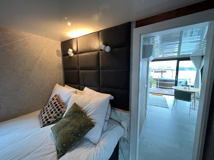 Pamje nga dhoma kryesore e gjumit -2 krevat për persona